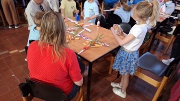 Palmpasenstokken knutselen op zaterdag 21 maart