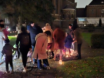 Sint Maarten-feest met lampionnenoptocht in Onze Lieve Vrouwekerk op 11 november
