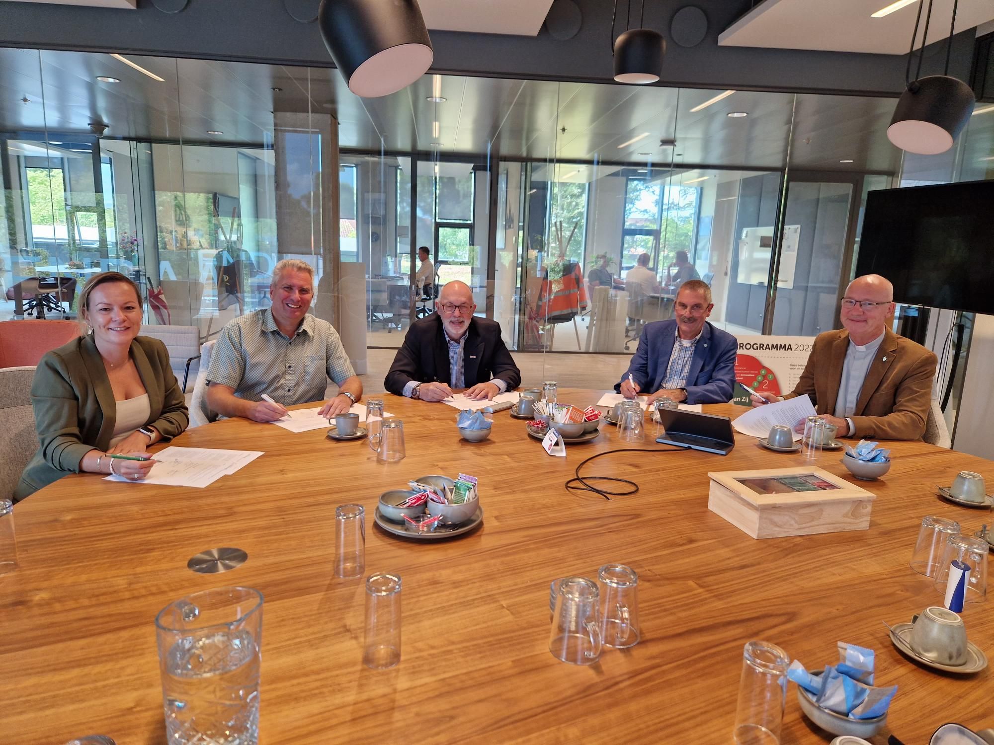 Gemeente Roosendaal ondertekent overeenkomst multifunctioneel centrum in Nispen.